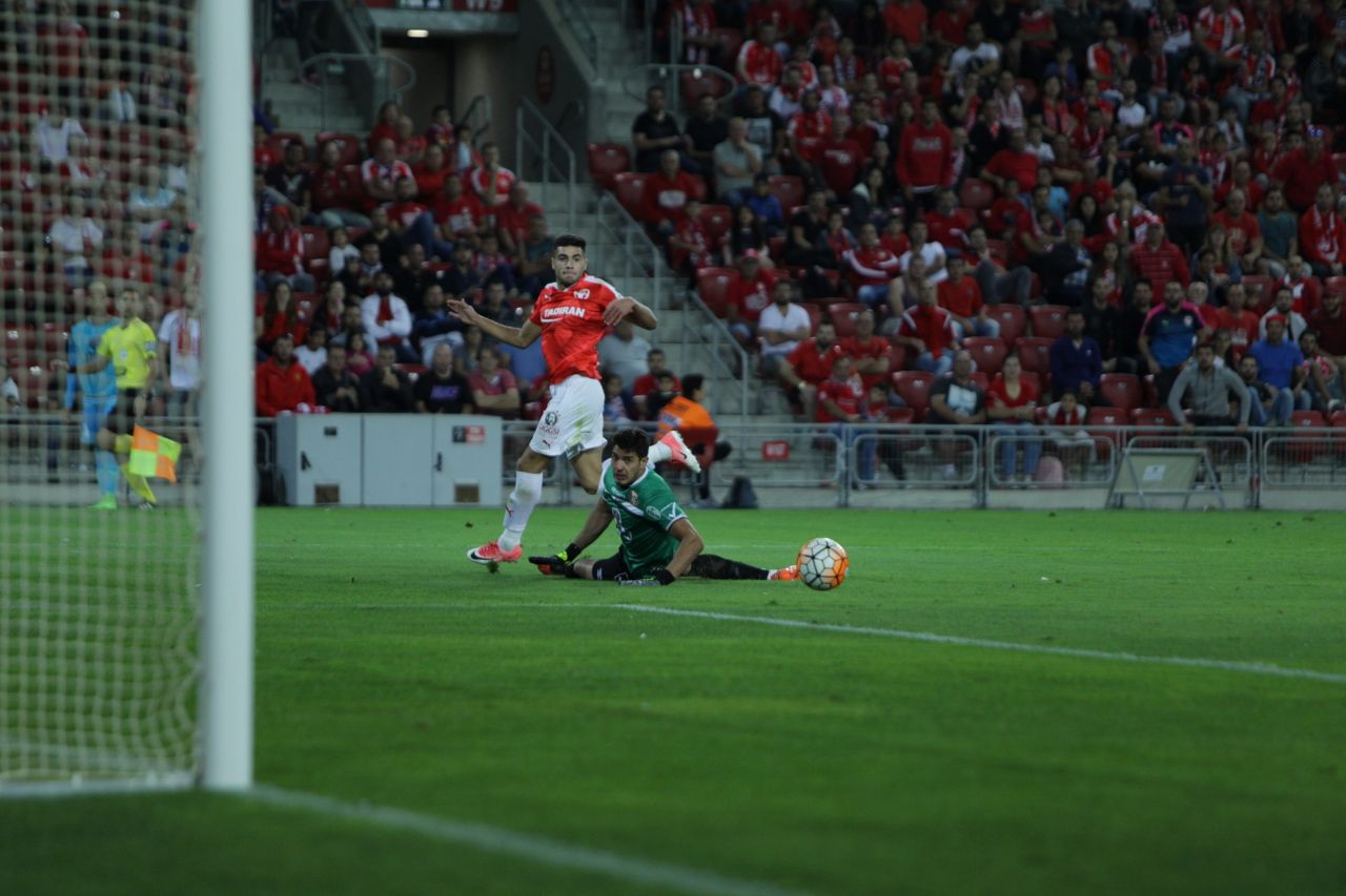 איתמר שבירו כמעט כובש מול סכנין. הכדור הורחק לקרן לפני קו השער (צילום: אסף חיימוביץ')